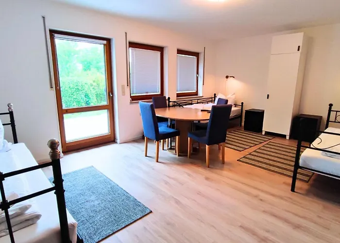 Monteursunterkunft Strasslach- Fitters' With Shared Kitchen & Garden شقة