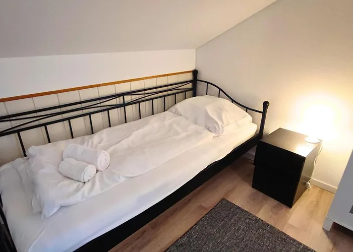 Monteursunterkunft Strasslach- Fitters' With Shared Kitchen & Garden *