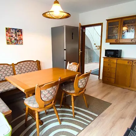 Apartamento Monteursunterkunft Strasslach- Fitters' With Shared Kitchen & Garden