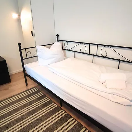Apartamento Monteursunterkunft Strasslach- Fitters' With Shared Kitchen & Garden *