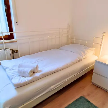 Monteursunterkunft Strasslach- Fitters' With Shared Kitchen & Garden