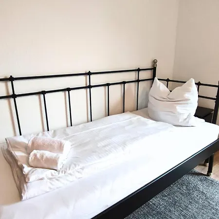 Monteursunterkunft Strasslach- Fitters' With Shared Kitchen & Garden *