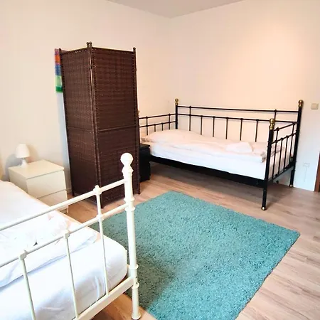 Apartamento Monteursunterkunft Strasslach- Fitters' With Shared Kitchen & Garden