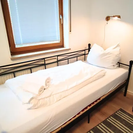 Monteursunterkunft Strasslach- Fitters' With Shared Kitchen & Garden * Straßlach-Dingharting