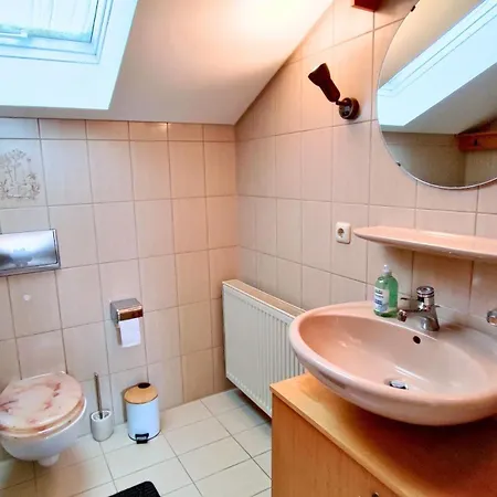 Monteursunterkunft Strasslach- Fitters' With Shared Kitchen & Garden