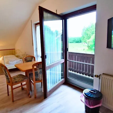 Monteursunterkunft Strasslach- Fitters' With Shared Kitchen & Garden Lägenhet
