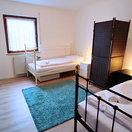 Monteursunterkunft Strasslach- Fitters' With Shared Kitchen & Garden *