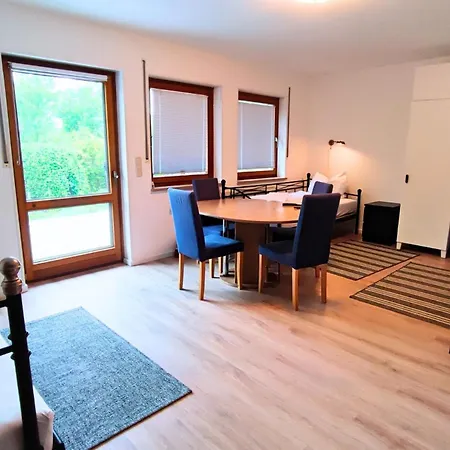 Monteursunterkunft Strasslach- Fitters' With Shared Kitchen & Garden Apartamento