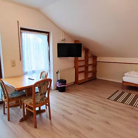 Apartamento Monteursunterkunft Strasslach- Fitters' With Shared Kitchen & Garden Straßlach-Dingharting