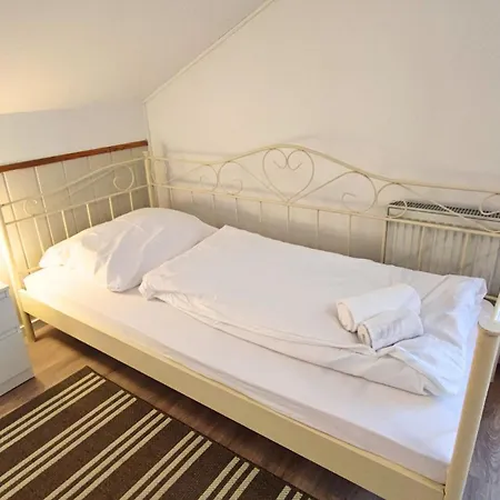 아파트 Monteursunterkunft Strasslach- Fitters' With Shared Kitchen & Garden *