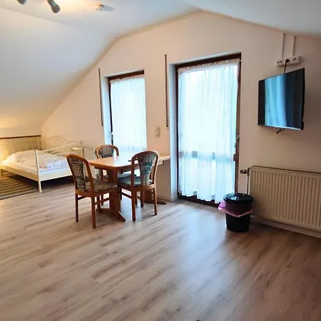 Monteursunterkunft Strasslach- Fitters' With Shared Kitchen & Garden