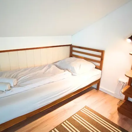 Apartamento Monteursunterkunft Strasslach- Fitters' With Shared Kitchen & Garden *