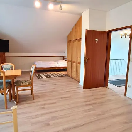 Monteursunterkunft Strasslach- Fitters' With Shared Kitchen & Garden Lägenhet Straßlach-Dingharting