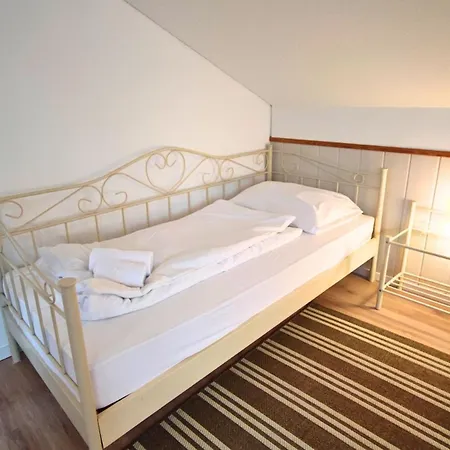 Monteursunterkunft Strasslach- Fitters' With Shared Kitchen & Garden Lägenhet *