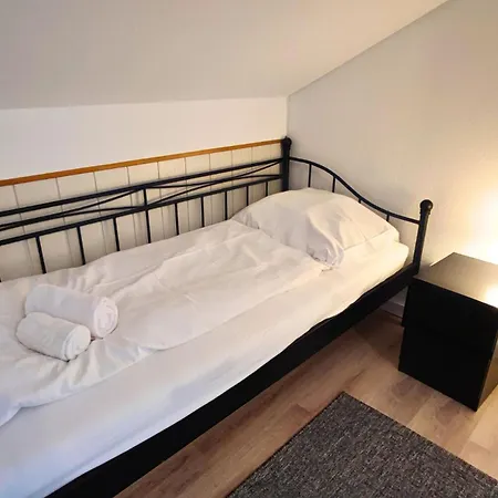 Monteursunterkunft Strasslach- Fitters' With Shared Kitchen & Garden *