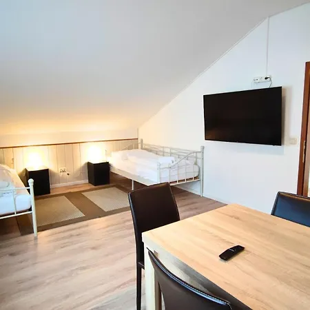 Monteursunterkunft Strasslach- Fitters' With Shared Kitchen & Garden Straßlach-Dingharting