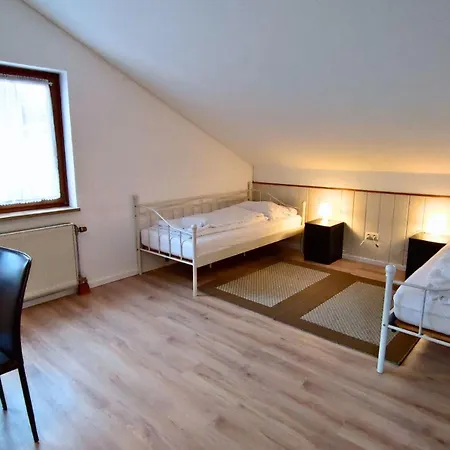 Apartamento Monteursunterkunft Strasslach- Fitters' With Shared Kitchen & Garden Straßlach-Dingharting