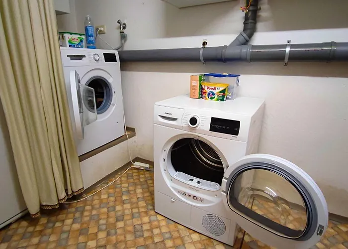 Διαμέρισμα Monteursunterkunft Strasslach- Fitters' With Shared Kitchen & Garden Straßlach-Dingharting