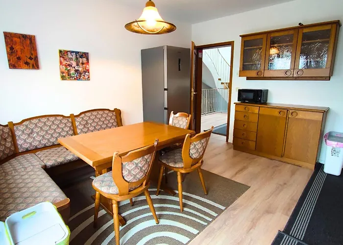 Апартаменты Monteursunterkunft Strasslach- Fitters' With Shared Kitchen & Garden