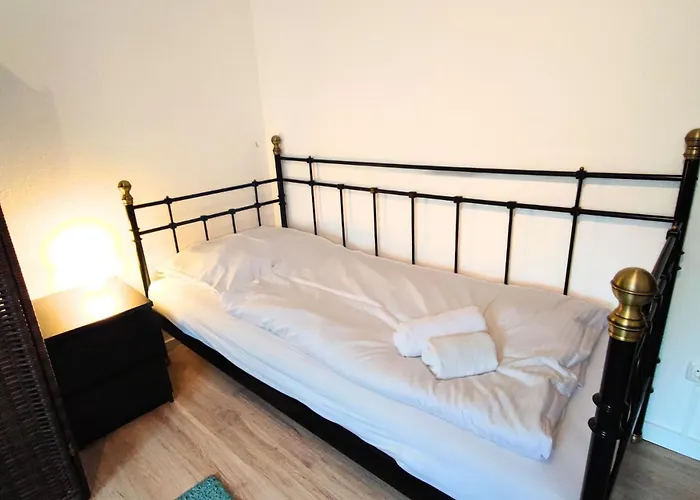 Διαμέρισμα Monteursunterkunft Strasslach- Fitters' With Shared Kitchen & Garden