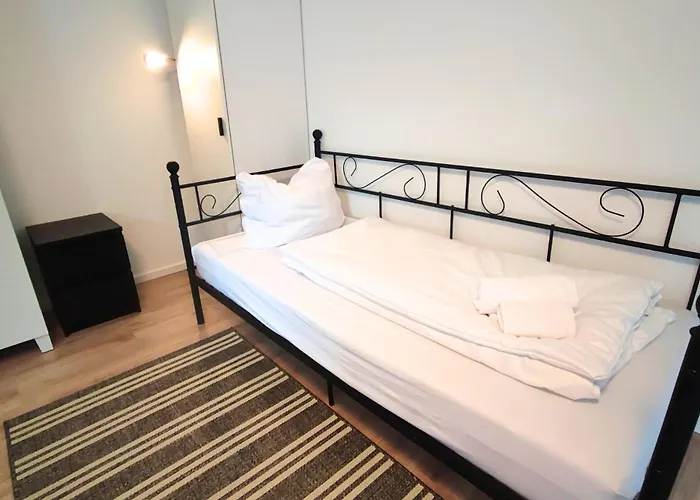 Апартаменты Monteursunterkunft Strasslach- Fitters' With Shared Kitchen & Garden *