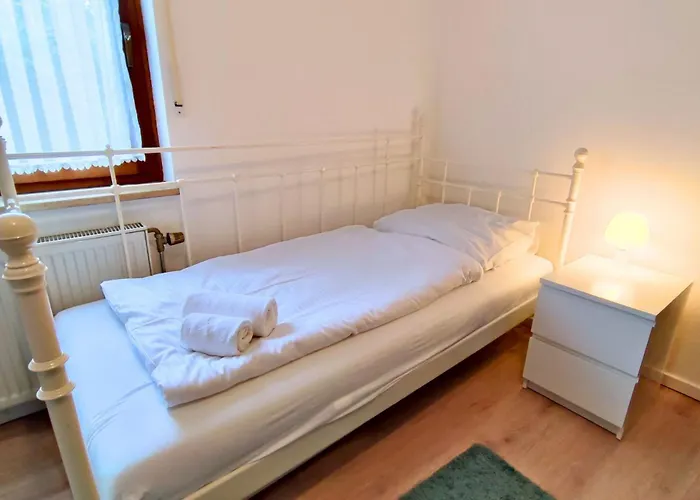 Monteursunterkunft Strasslach- Fitters' With Shared Kitchen & Garden