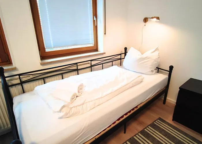 Monteursunterkunft Strasslach- Fitters' With Shared Kitchen & Garden * Strasslach-Dingharting