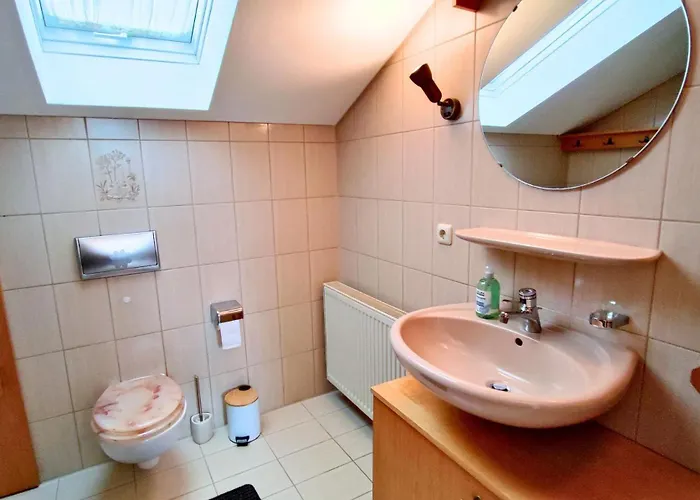 Monteursunterkunft Strasslach- Fitters' With Shared Kitchen & Garden