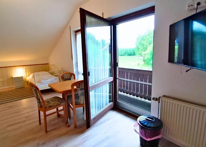 Monteursunterkunft Strasslach- Fitters' With Shared Kitchen & Garden Апартаменты