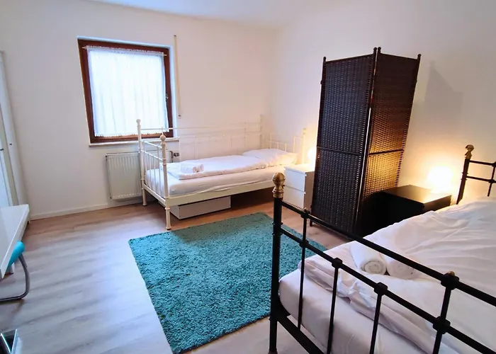 Monteursunterkunft Strasslach- Fitters' With Shared Kitchen & Garden *