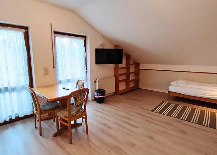 Διαμέρισμα Monteursunterkunft Strasslach- Fitters' With Shared Kitchen & Garden Straßlach-Dingharting