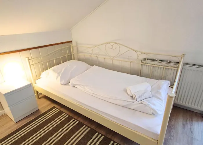 Διαμέρισμα Monteursunterkunft Strasslach- Fitters' With Shared Kitchen & Garden *