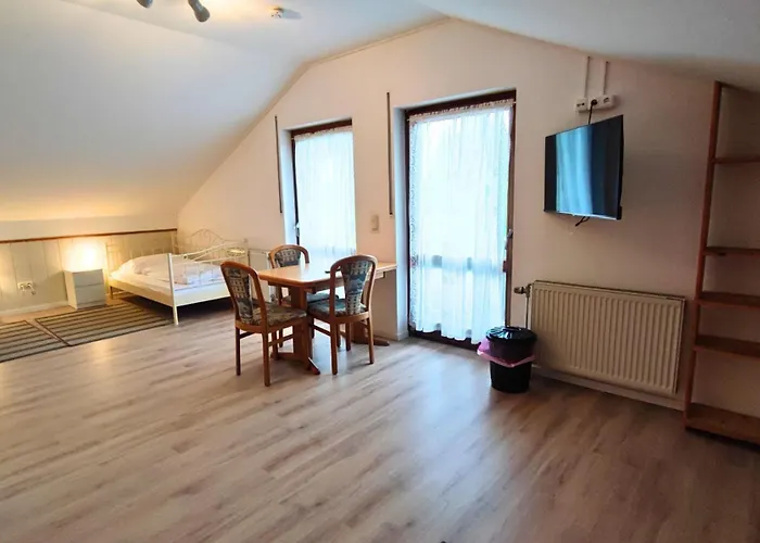 Monteursunterkunft Strasslach- Fitters' With Shared Kitchen & Garden