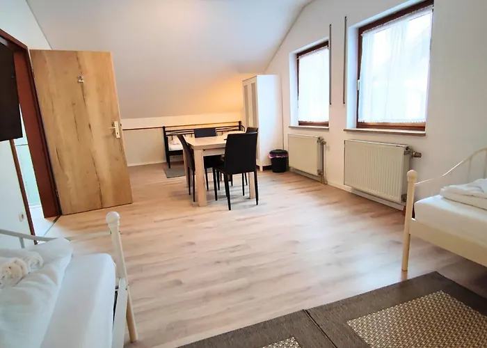 Апартаменты Monteursunterkunft Strasslach- Fitters' With Shared Kitchen & Garden Strasslach-Dingharting