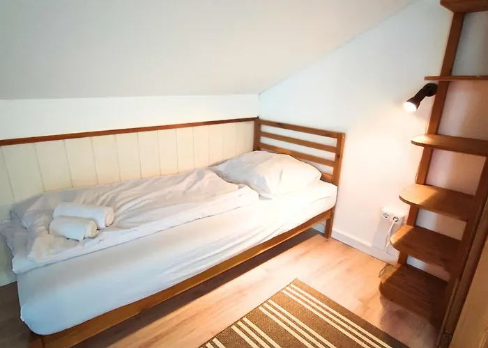 Апартаменты Monteursunterkunft Strasslach- Fitters' With Shared Kitchen & Garden *