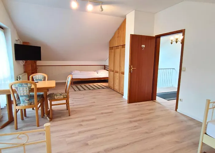 Monteursunterkunft Strasslach- Fitters' With Shared Kitchen & Garden Апартаменты Strasslach-Dingharting