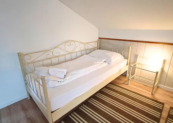 Monteursunterkunft Strasslach- Fitters' With Shared Kitchen & Garden Апартаменты *