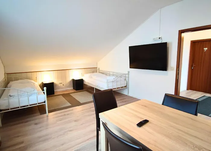 Monteursunterkunft Strasslach- Fitters' With Shared Kitchen & Garden Straßlach-Dingharting