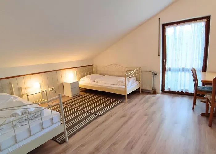 Διαμέρισμα Monteursunterkunft Strasslach- Fitters' With Shared Kitchen & Garden