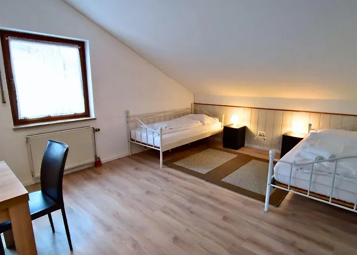 Апартаменты Monteursunterkunft Strasslach- Fitters' With Shared Kitchen & Garden Strasslach-Dingharting